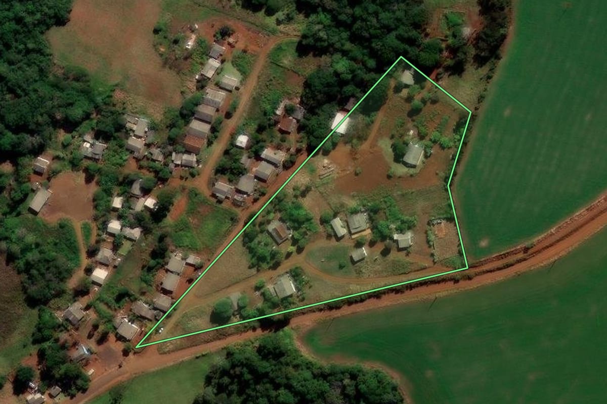 Imagem de satélite do imóvel rural em Candói (PR), com o contorno declarado no CAR desenhado por cima.