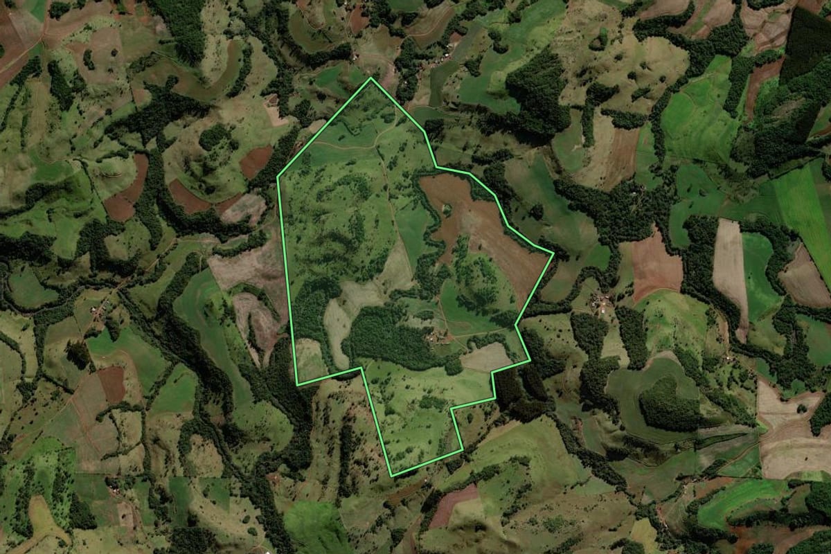 Imagem de satélite do imóvel rural em Candói (PR), com o contorno declarado no CAR desenhado por cima.