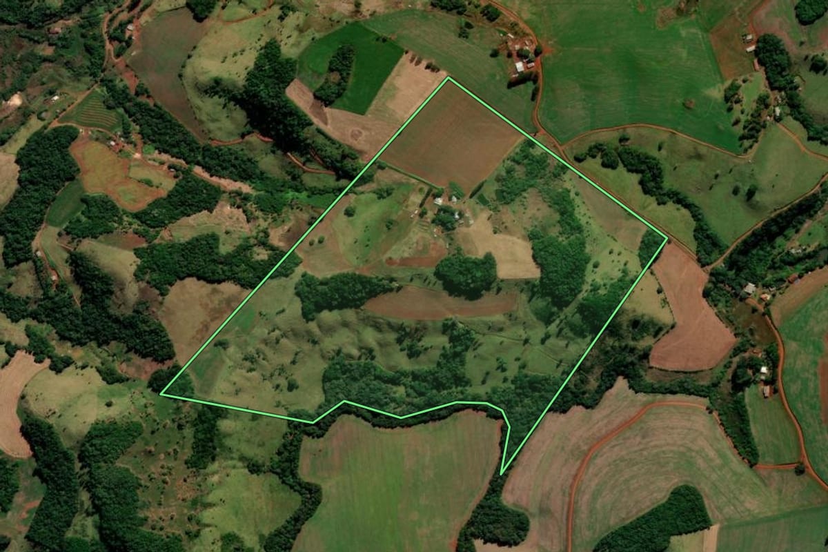 Imagem de satélite do imóvel rural em Candói (PR), com o contorno declarado no CAR desenhado por cima.