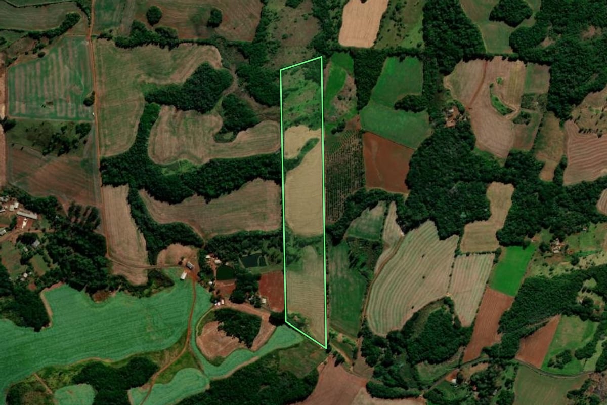 Imagem de satélite do imóvel rural em Candói (PR), com o contorno declarado no CAR desenhado por cima.