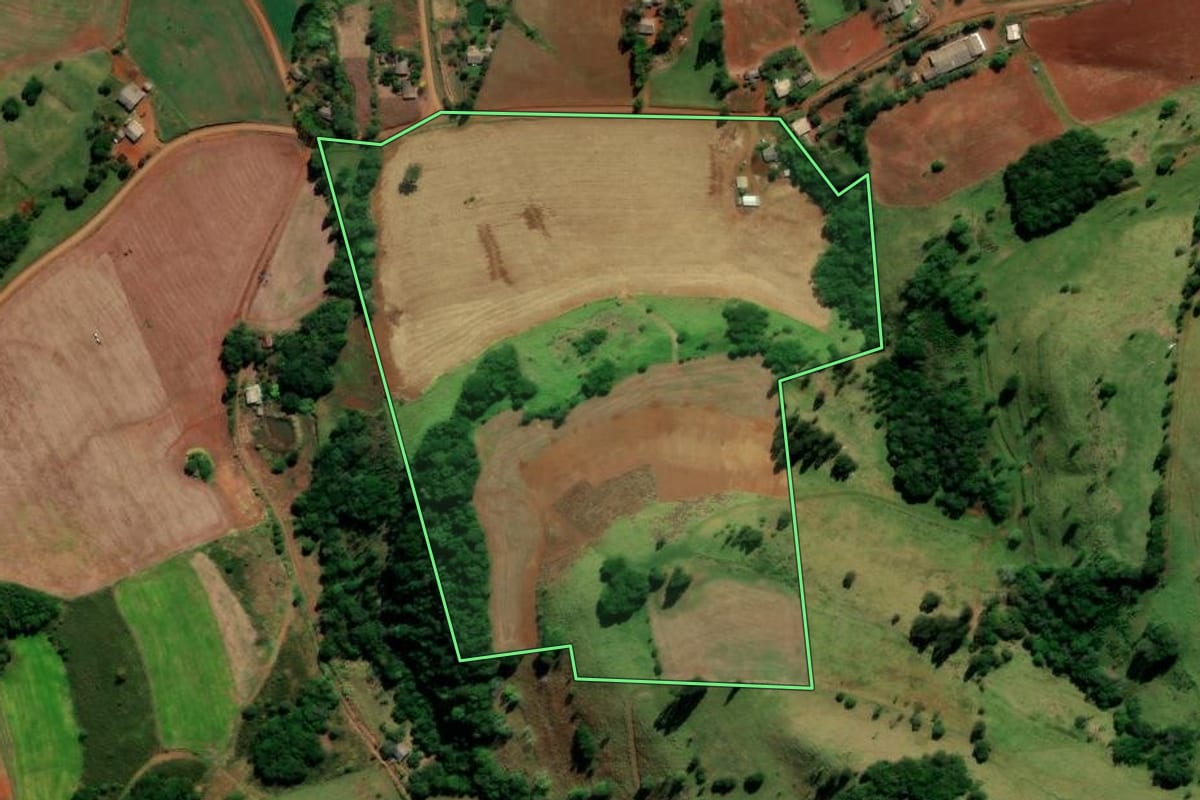 Imagem de satélite do imóvel rural em Candói (PR), com o contorno declarado no CAR desenhado por cima.