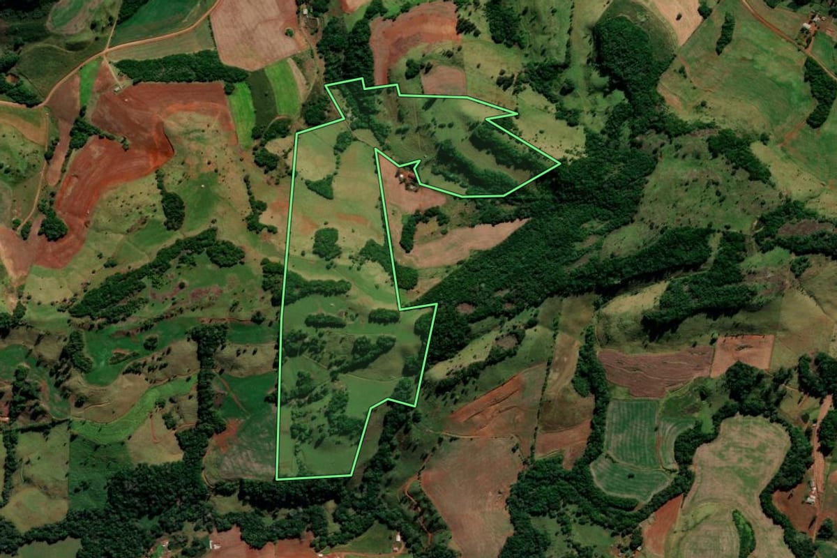 Imagem de satélite do imóvel rural em Candói (PR), com o contorno declarado no CAR desenhado por cima.
