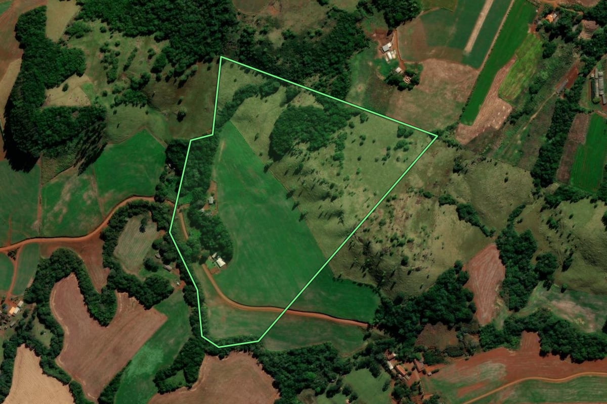 Imagem de satélite do imóvel rural em Candói (PR), com o contorno declarado no CAR desenhado por cima.