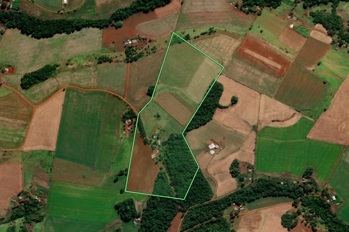 Imagem de satélite do imóvel rural em Candói (PR), com o contorno declarado no CAR desenhado por cima.