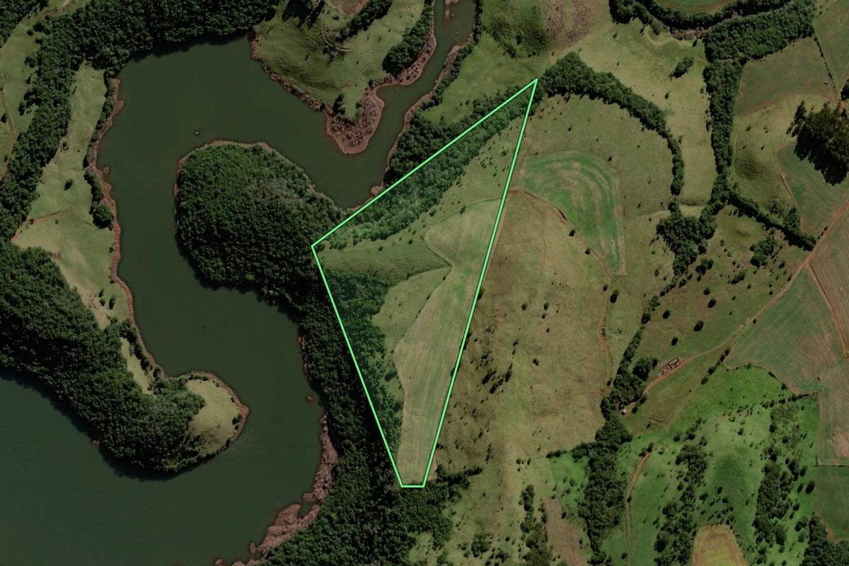 Imagem de satélite do imóvel rural em Candói (PR), com o contorno declarado no CAR desenhado por cima.