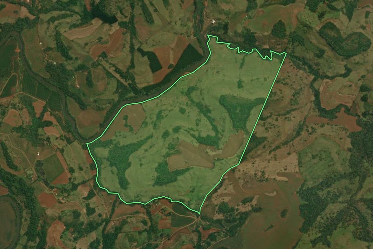 Imagem de satélite do imóvel rural em Candói (PR), com o contorno declarado no CAR desenhado por cima.