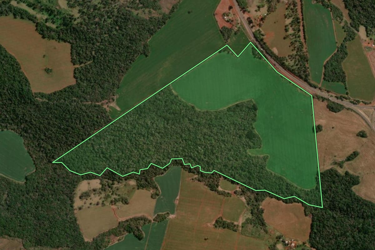 Imagem de satélite do imóvel rural em Candói (PR), com o contorno declarado no CAR desenhado por cima.