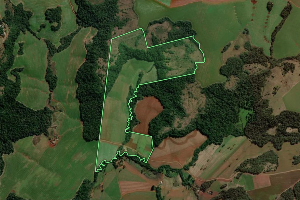 Imagem de satélite do imóvel rural em Candói (PR), com o contorno declarado no CAR desenhado por cima.