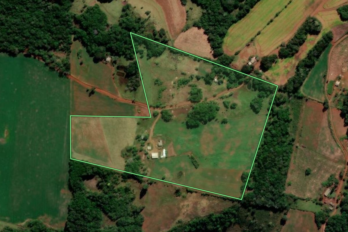 Imagem de satélite do imóvel rural em Candói (PR), com o contorno declarado no CAR desenhado por cima.