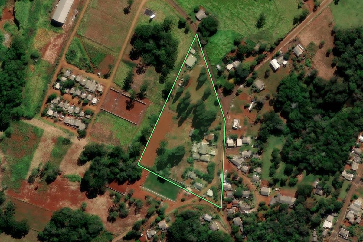 Imagem de satélite do imóvel rural em Candói (PR), com o contorno declarado no CAR desenhado por cima.