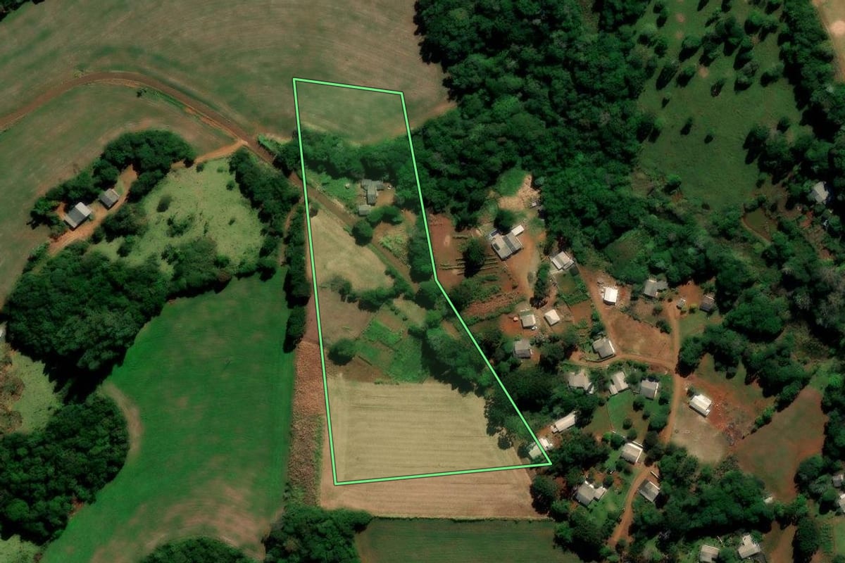 Imagem de satélite do imóvel rural em Candói (PR), com o contorno declarado no CAR desenhado por cima.