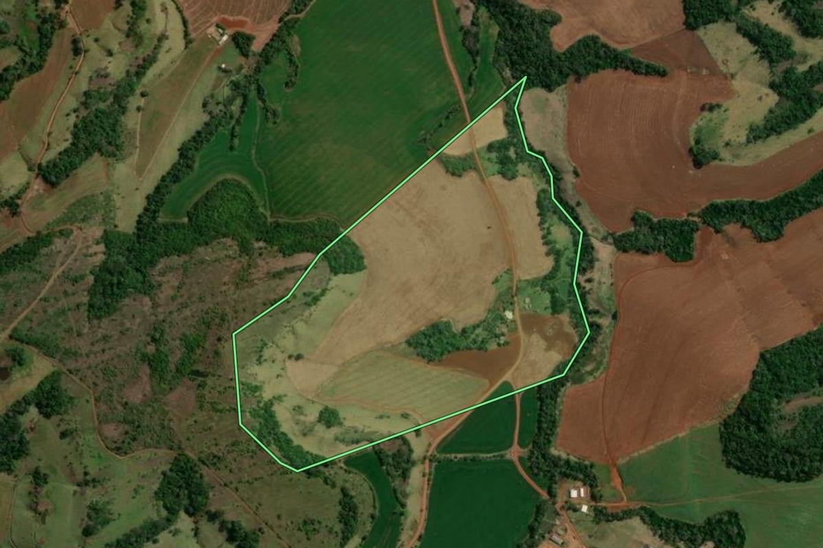 Imagem de satélite do imóvel rural em Candói (PR), com o contorno declarado no CAR desenhado por cima.