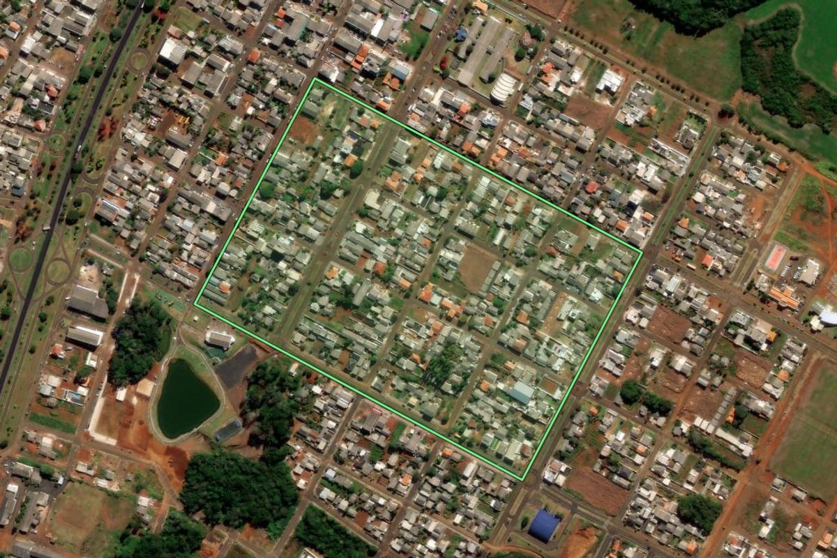 Imagem de satélite do imóvel rural em Candói (PR), com o contorno declarado no CAR desenhado por cima.
