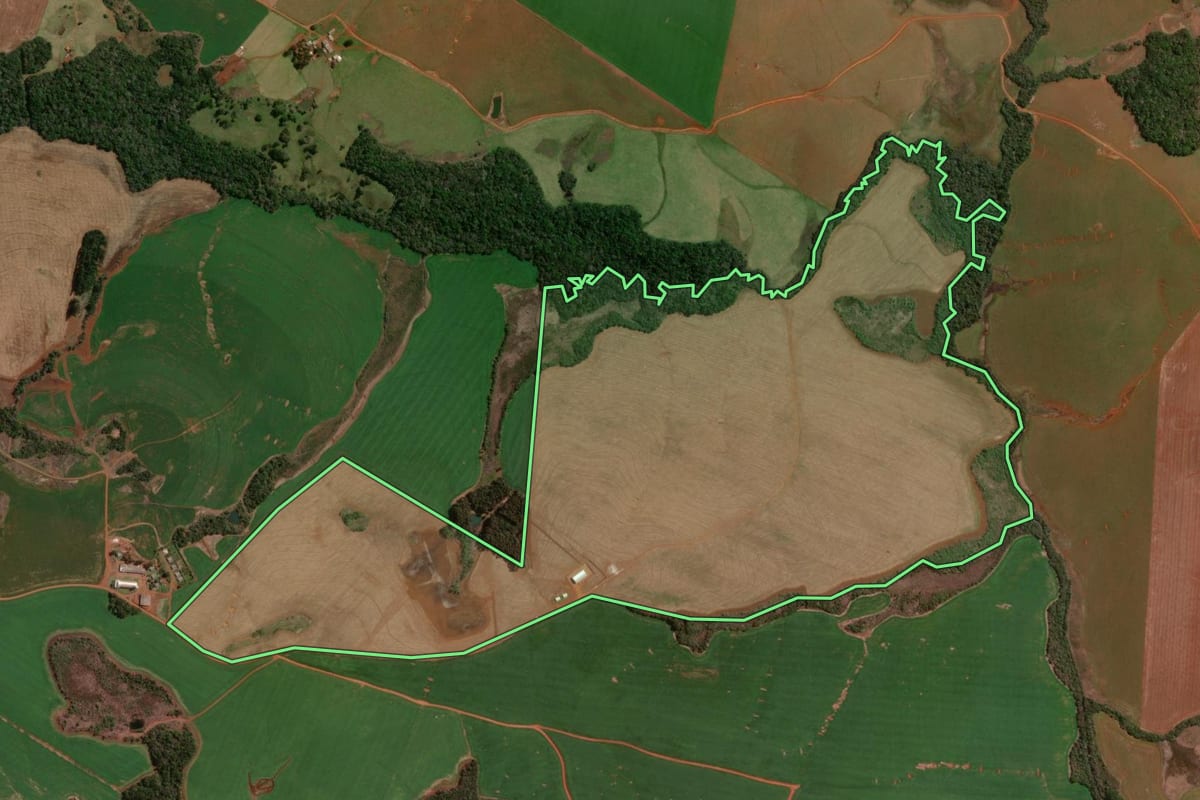 Imagem de satélite do imóvel rural em Candói (PR), com o contorno declarado no CAR desenhado por cima.