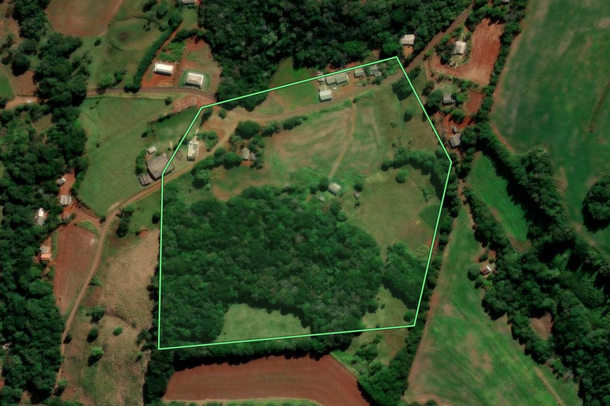 Imagem de satélite do imóvel rural em Candói (PR), com o contorno declarado no CAR desenhado por cima.