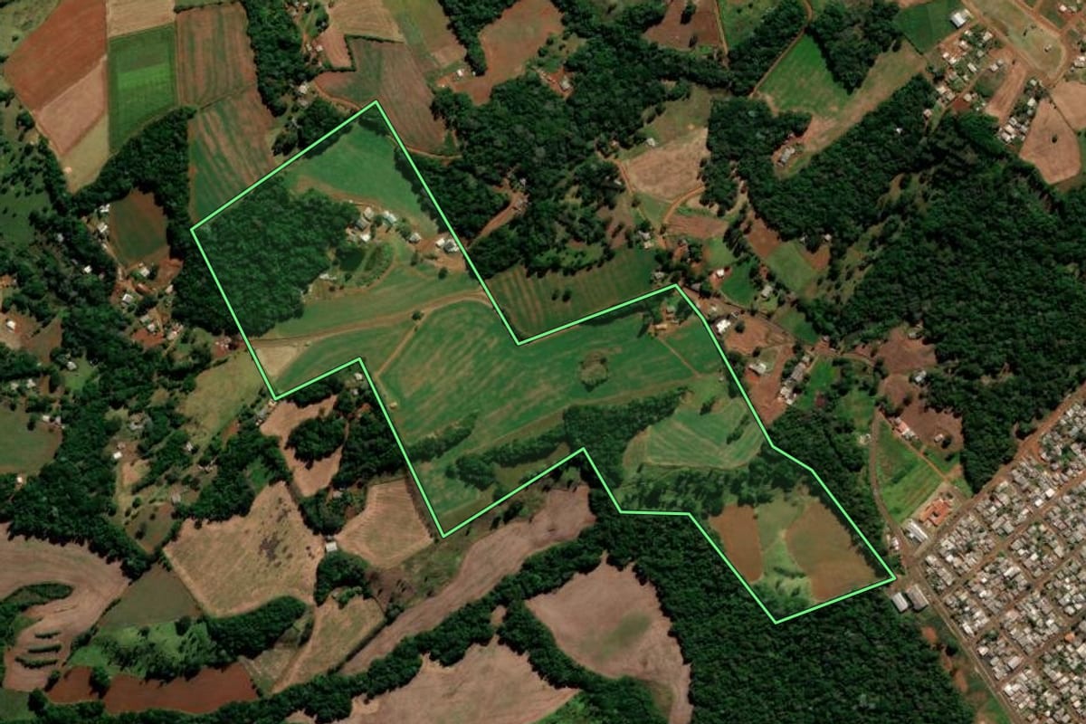 Imagem de satélite do imóvel rural em Candói (PR), com o contorno declarado no CAR desenhado por cima.