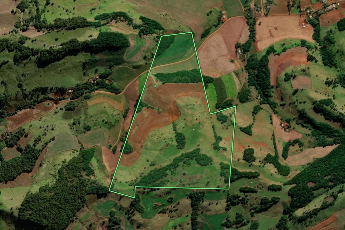 Imagem de satélite do imóvel rural em Candói (PR), com o contorno declarado no CAR desenhado por cima.