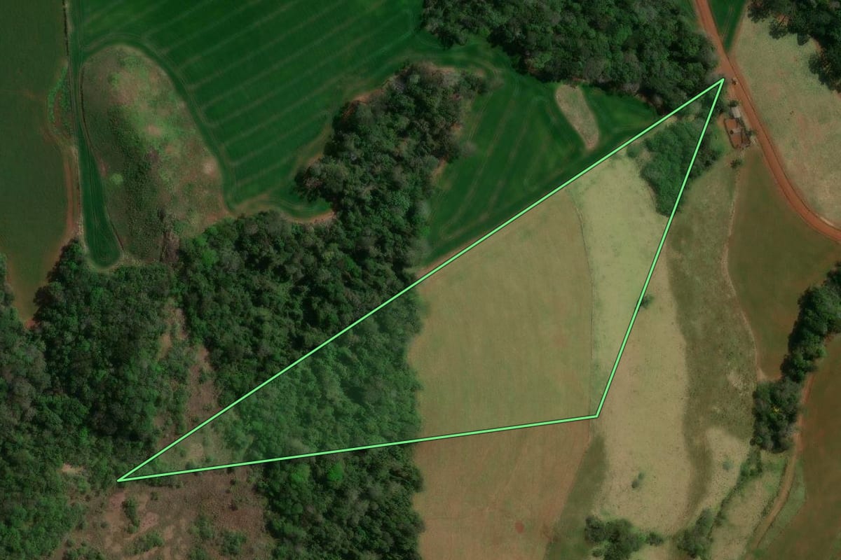Imagem de satélite do imóvel rural em Candói (PR), com o contorno declarado no CAR desenhado por cima.