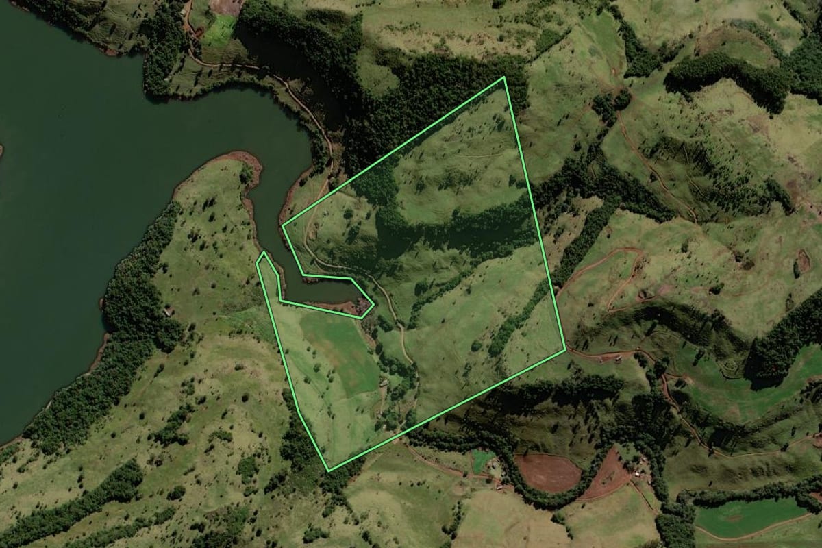 Imagem de satélite do imóvel rural em Candói (PR), com o contorno declarado no CAR desenhado por cima.