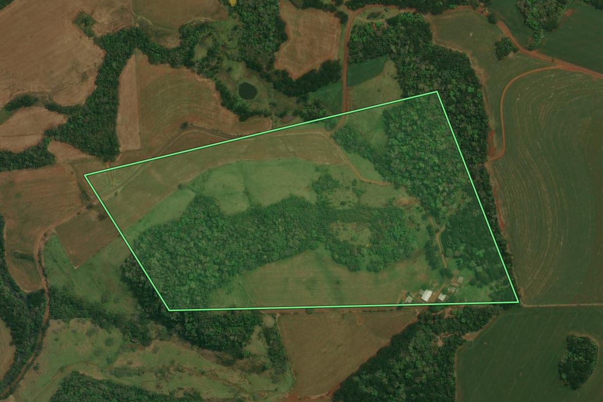 Imagem de satélite do imóvel rural em Cantagalo (PR), com o contorno declarado no CAR desenhado por cima.