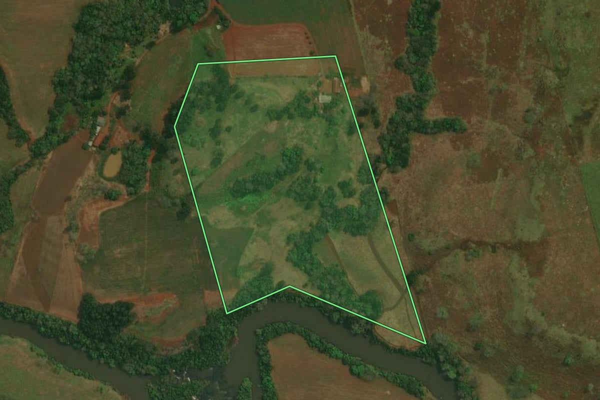 Imagem de satélite do imóvel rural em Cantagalo (PR), com o contorno declarado no CAR desenhado por cima.