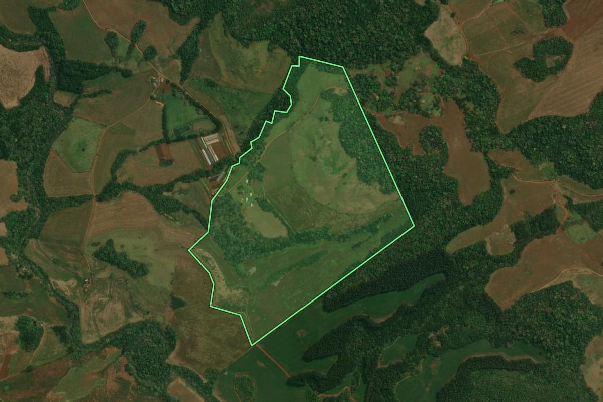 Imagem de satélite do imóvel rural em Cantagalo (PR), com o contorno declarado no CAR desenhado por cima.