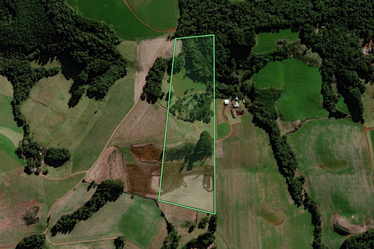 Imagem de satélite do imóvel rural em Cantagalo (PR), com o contorno declarado no CAR desenhado por cima.