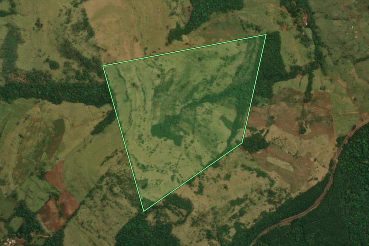 Imagem de satélite do imóvel rural em Cantagalo (PR), com o contorno declarado no CAR desenhado por cima.