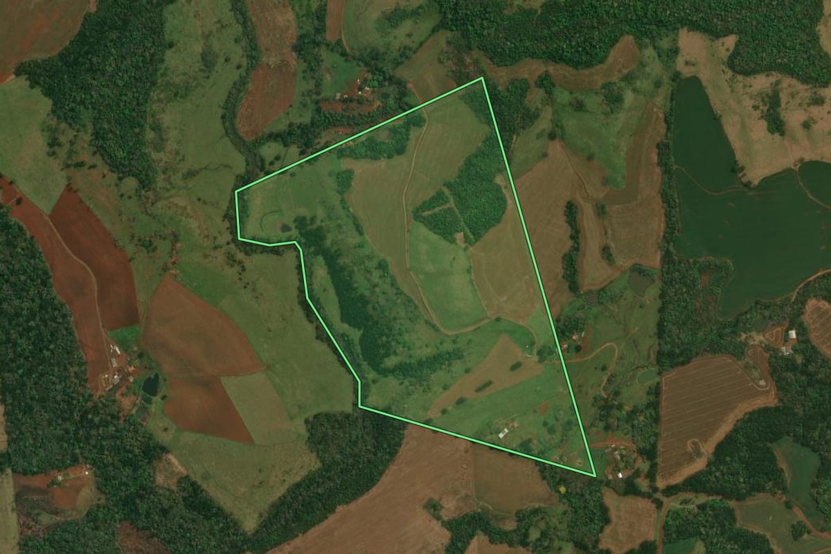 Imagem de satélite do imóvel rural em Cantagalo (PR), com o contorno declarado no CAR desenhado por cima.