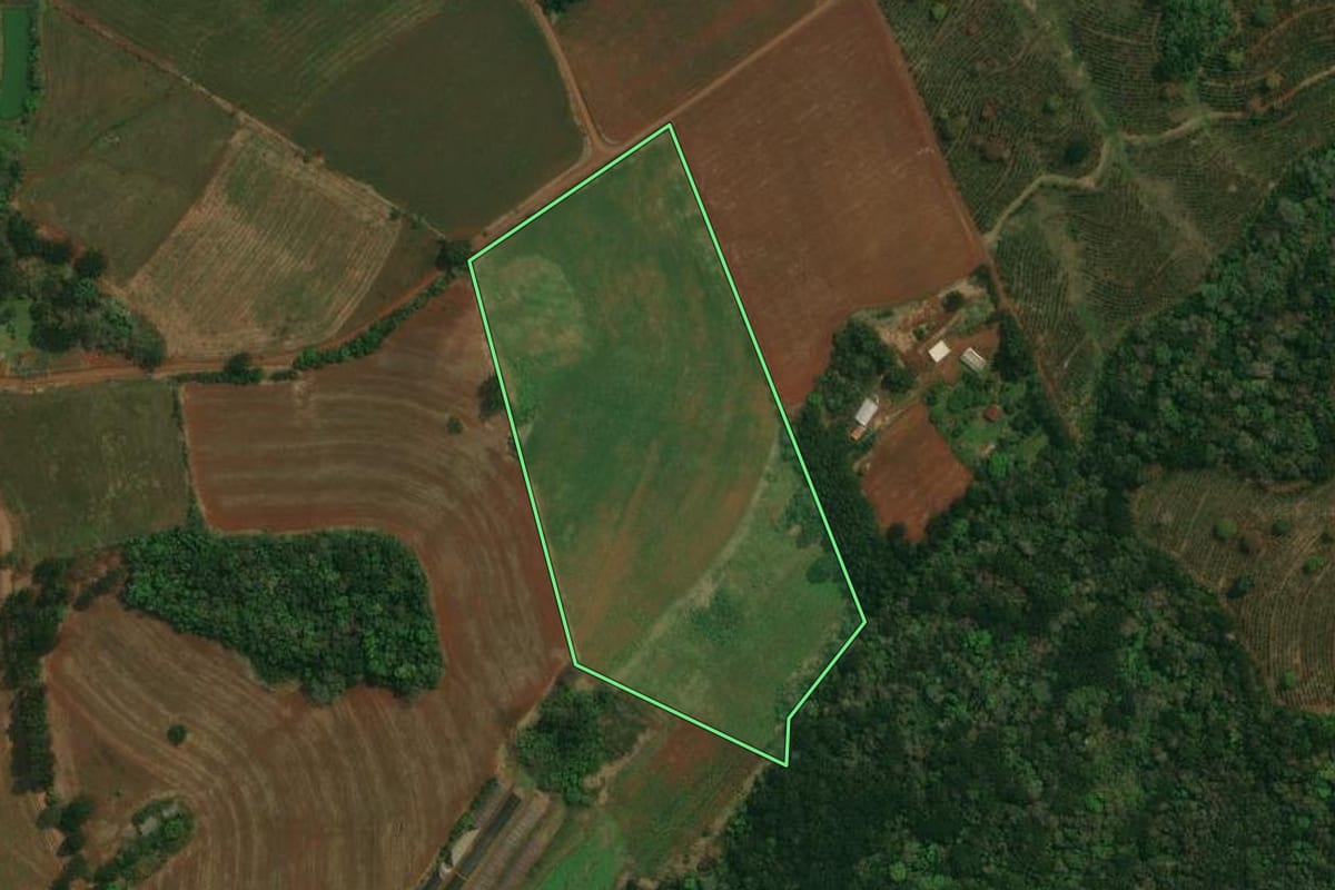 Imagem de satélite do imóvel rural em Cantagalo (PR), com o contorno declarado no CAR desenhado por cima.
