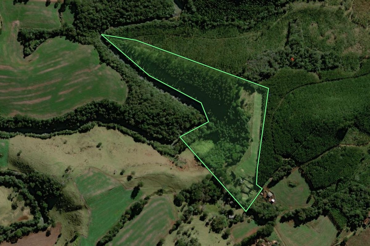 Imagem de satélite do imóvel rural em Cantagalo (PR), com o contorno declarado no CAR desenhado por cima.