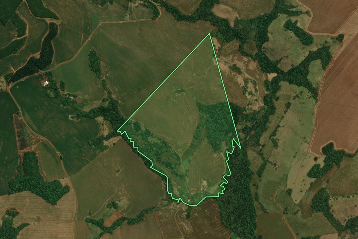 Imagem de satélite do imóvel rural em Cantagalo (PR), com o contorno declarado no CAR desenhado por cima.