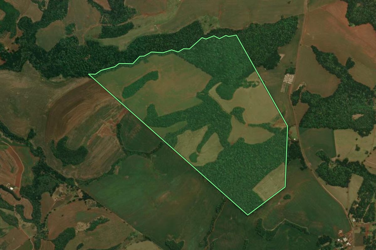 Imagem de satélite do imóvel rural em Cantagalo (PR), com o contorno declarado no CAR desenhado por cima.