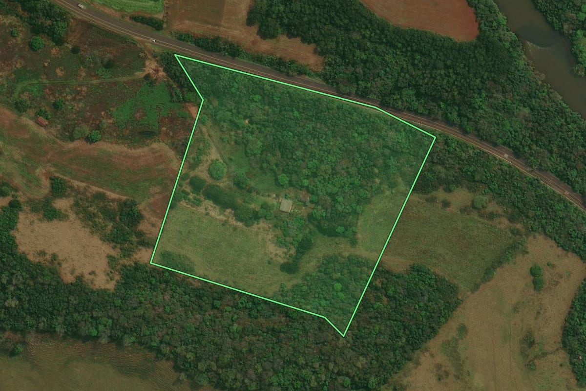 Imagem de satélite do imóvel rural em Cantagalo (PR), com o contorno declarado no CAR desenhado por cima.