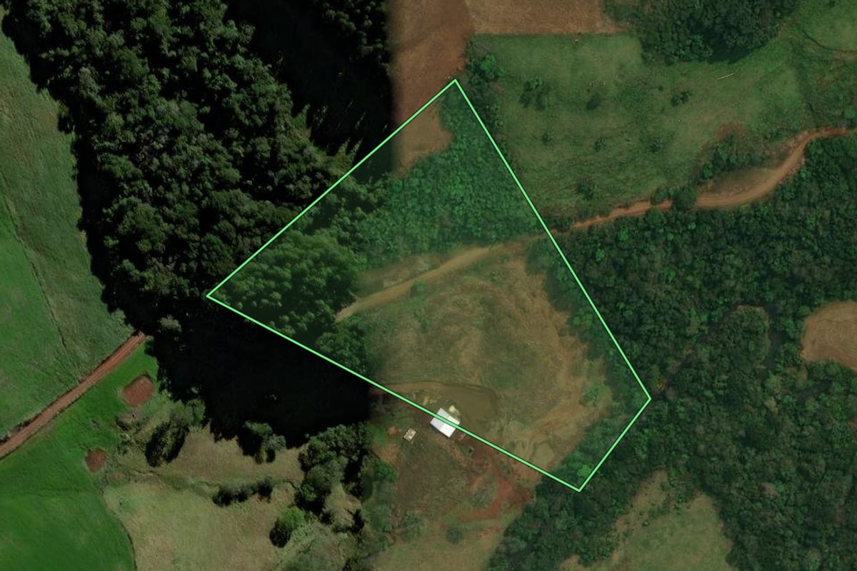 Imagem de satélite do imóvel rural em Cantagalo (PR), com o contorno declarado no CAR desenhado por cima.