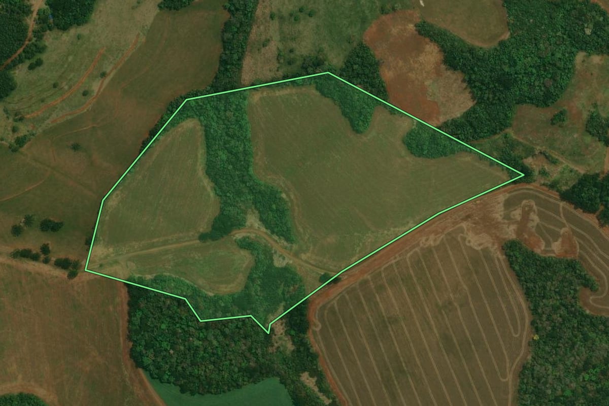 Imagem de satélite do imóvel rural em Cantagalo (PR), com o contorno declarado no CAR desenhado por cima.