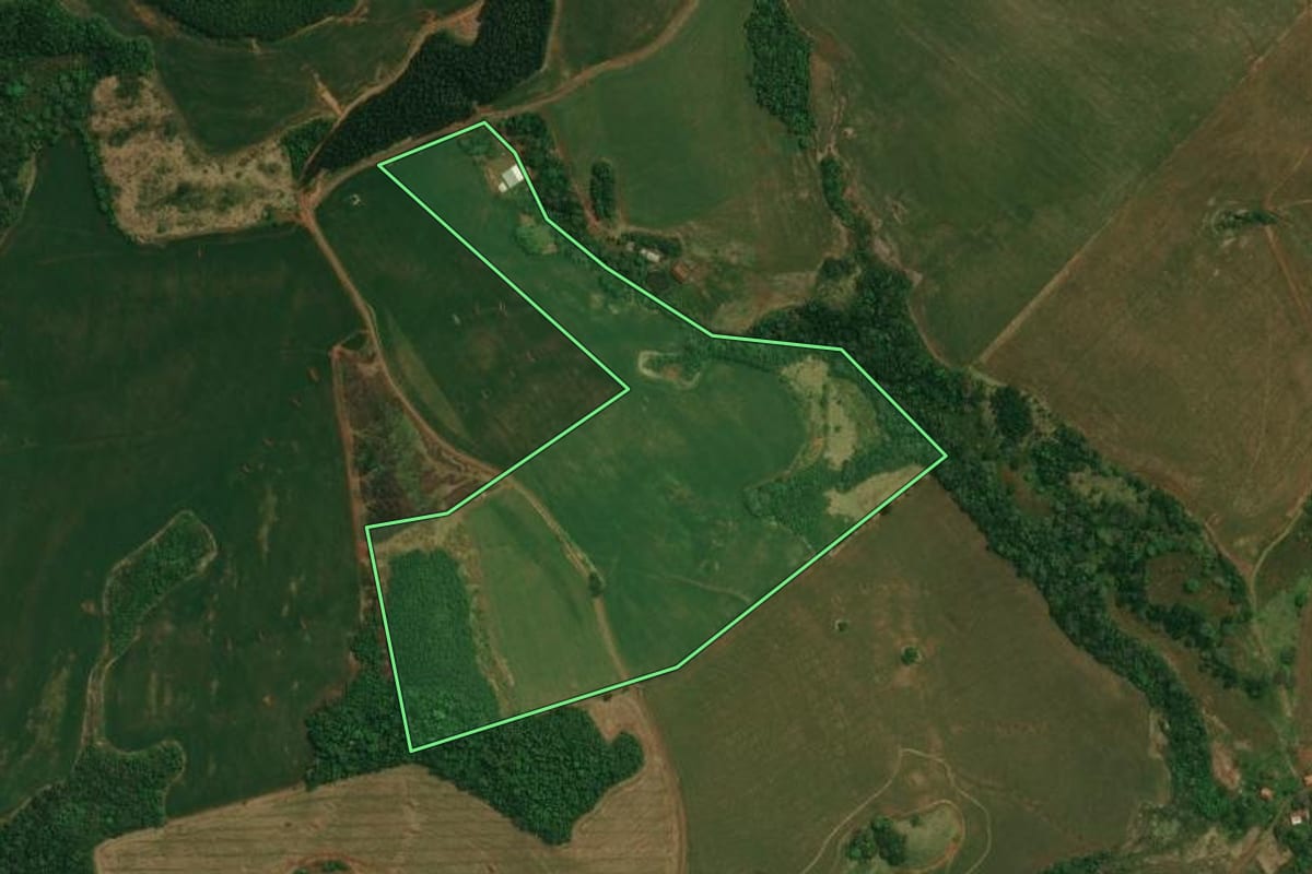 Imagem de satélite do imóvel rural em Cantagalo (PR), com o contorno declarado no CAR desenhado por cima.