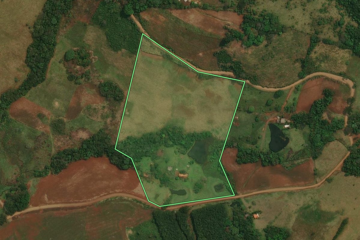 Imagem de satélite do imóvel rural em Cantagalo (PR), com o contorno declarado no CAR desenhado por cima.