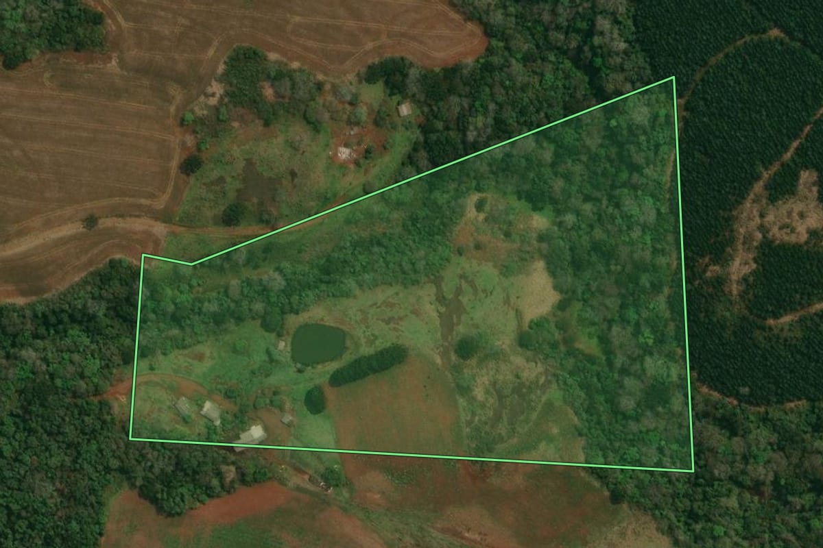 Imagem de satélite do imóvel rural em Cantagalo (PR), com o contorno declarado no CAR desenhado por cima.