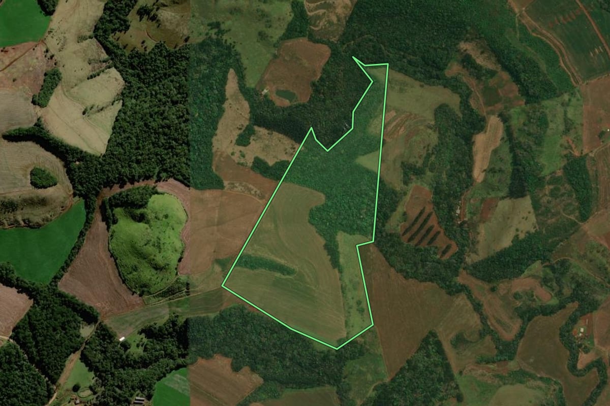 Imagem de satélite do imóvel rural em Cantagalo (PR), com o contorno declarado no CAR desenhado por cima.
