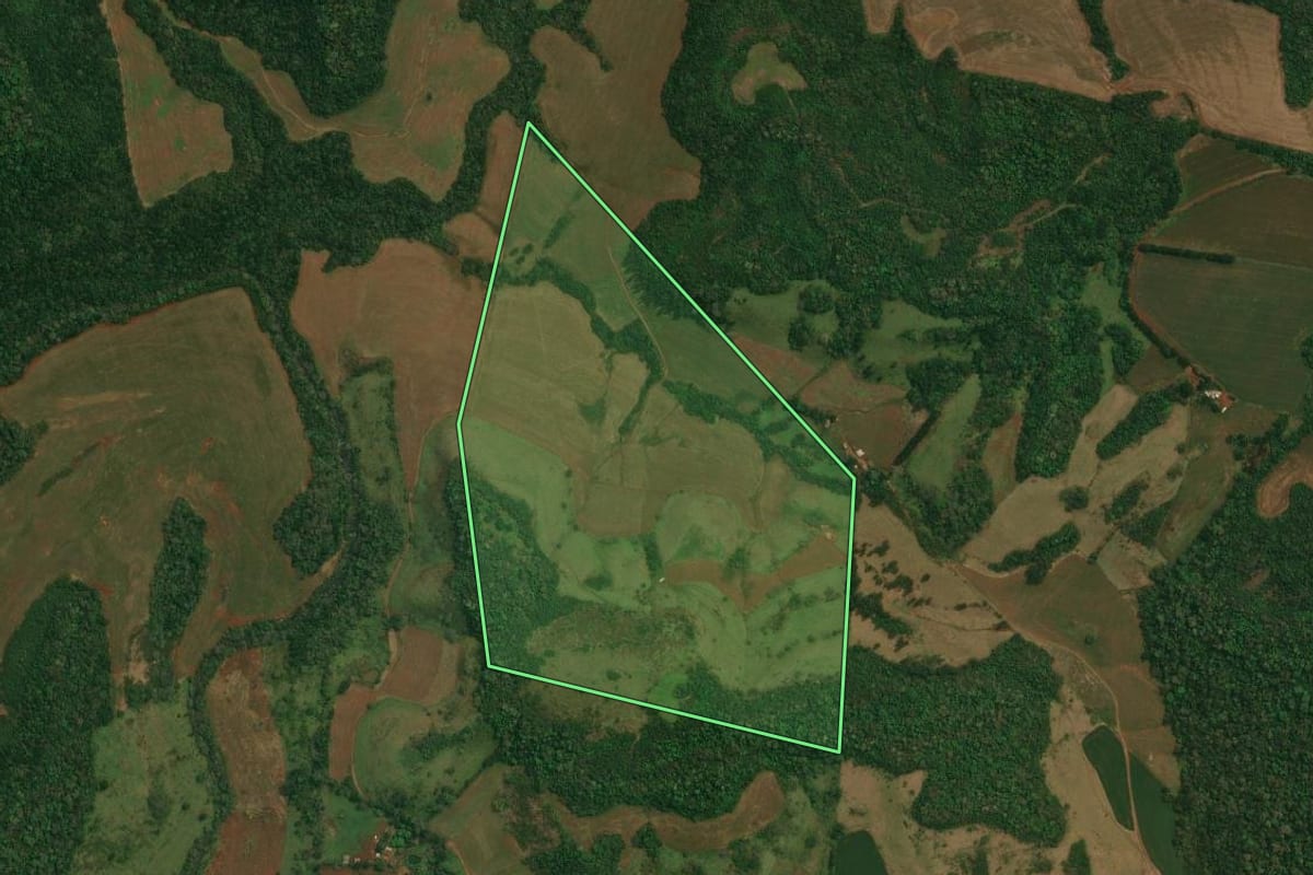 Imagem de satélite do imóvel rural em Cantagalo (PR), com o contorno declarado no CAR desenhado por cima.