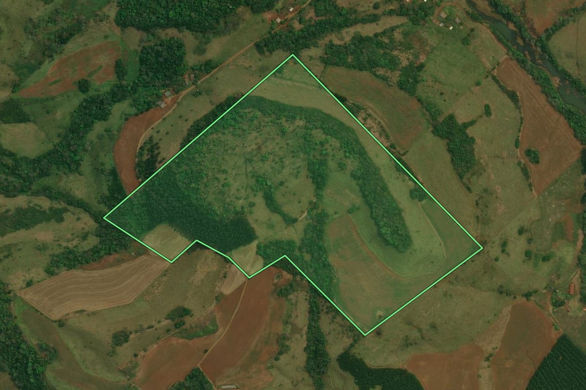 Imagem de satélite do imóvel rural em Cantagalo (PR), com o contorno declarado no CAR desenhado por cima.