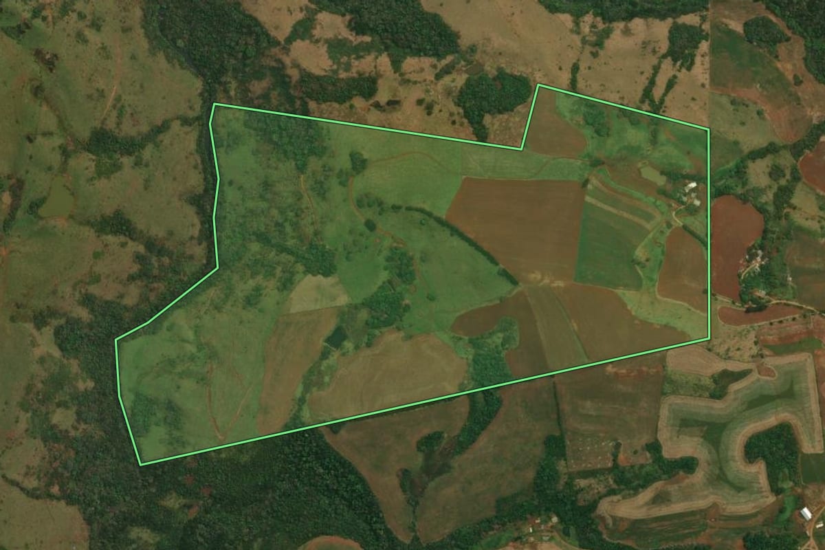 Imagem de satélite do imóvel rural em Cantagalo (PR), com o contorno declarado no CAR desenhado por cima.
