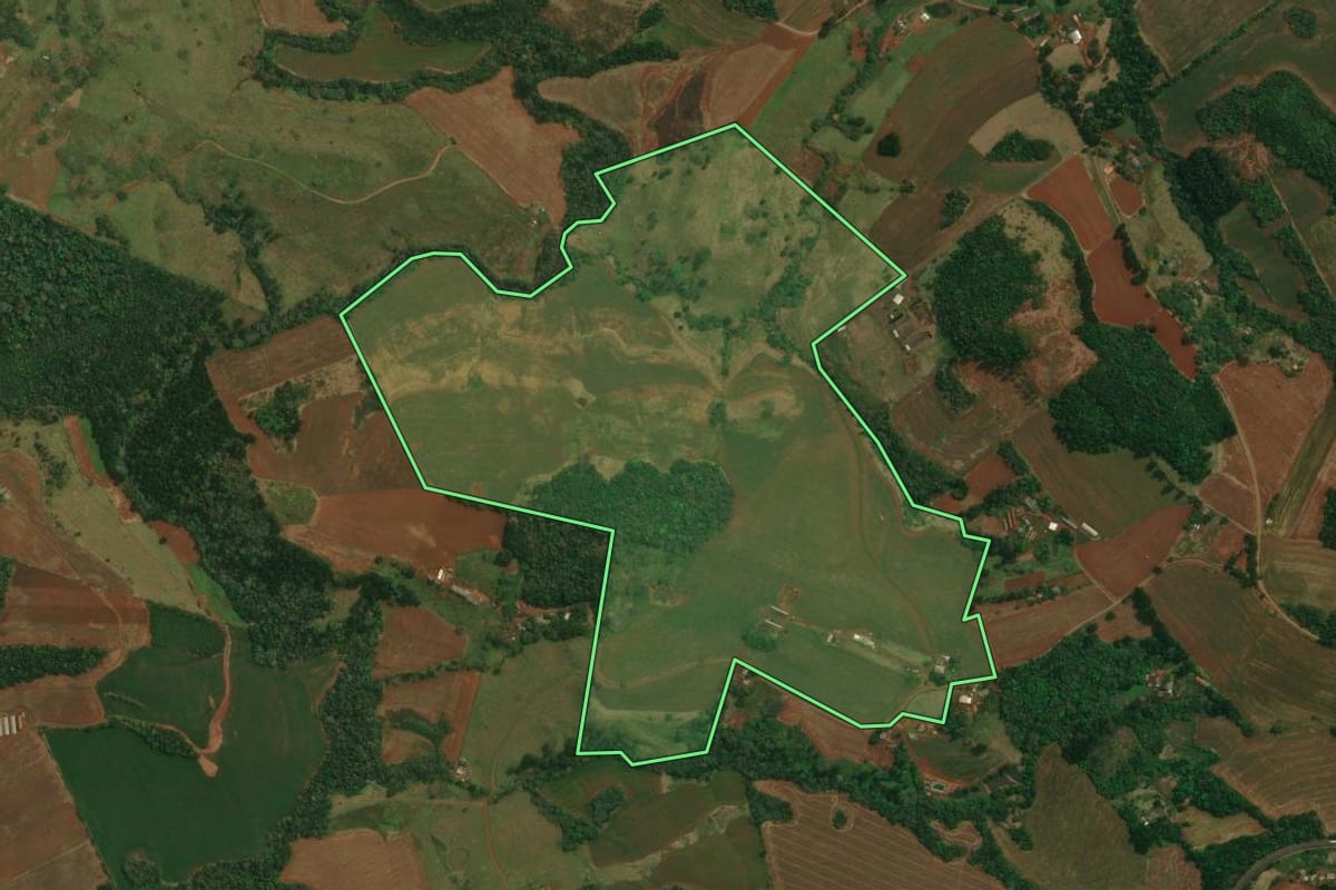 Imagem de satélite do imóvel rural em Cantagalo (PR), com o contorno declarado no CAR desenhado por cima.