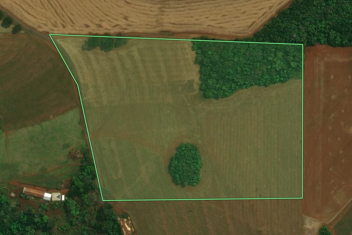 Imagem de satélite do imóvel rural em Cantagalo (PR), com o contorno declarado no CAR desenhado por cima.