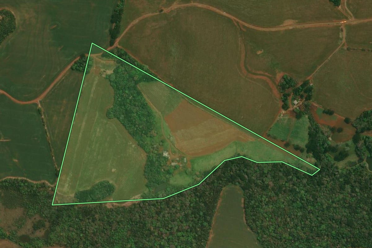 Imagem de satélite do imóvel rural em Cantagalo (PR), com o contorno declarado no CAR desenhado por cima.