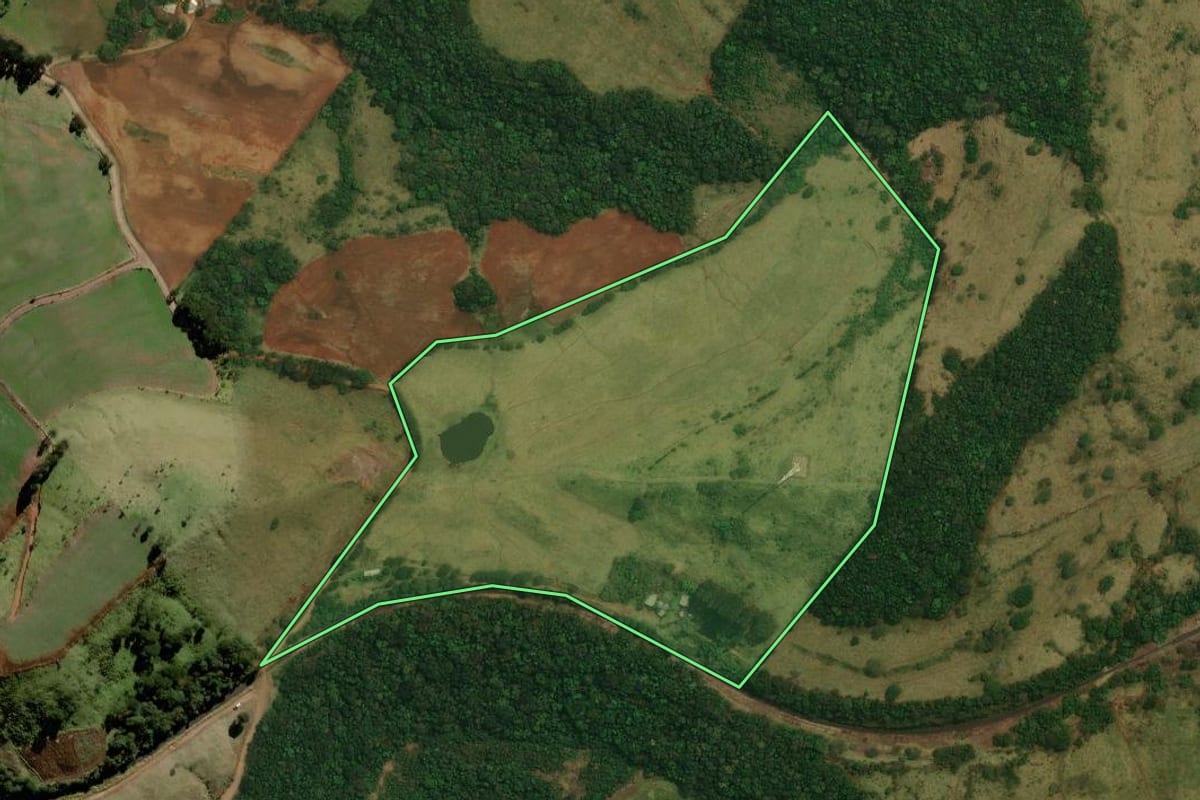 Imagem de satélite do imóvel rural em Cantagalo (PR), com o contorno declarado no CAR desenhado por cima.