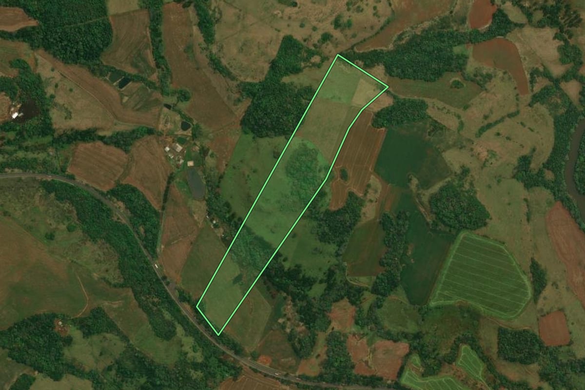 Imagem de satélite do imóvel rural em Cantagalo (PR), com o contorno declarado no CAR desenhado por cima.