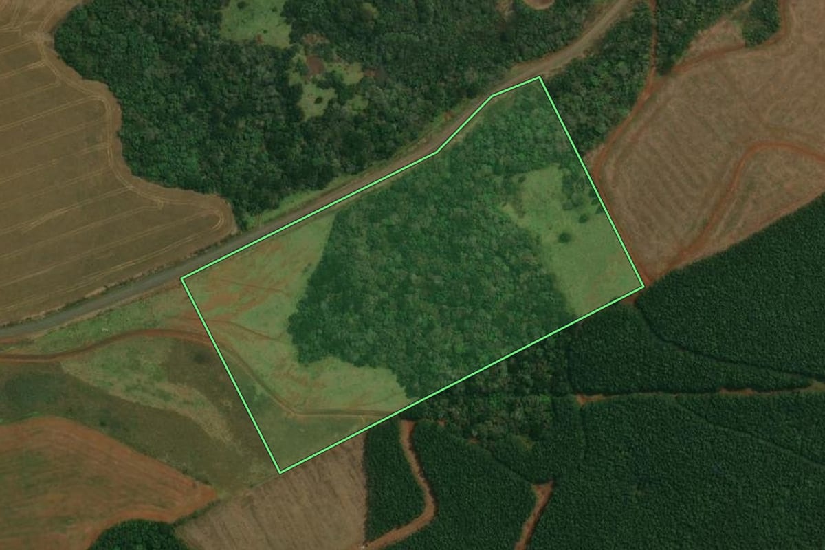 Imagem de satélite do imóvel rural em Cantagalo (PR), com o contorno declarado no CAR desenhado por cima.