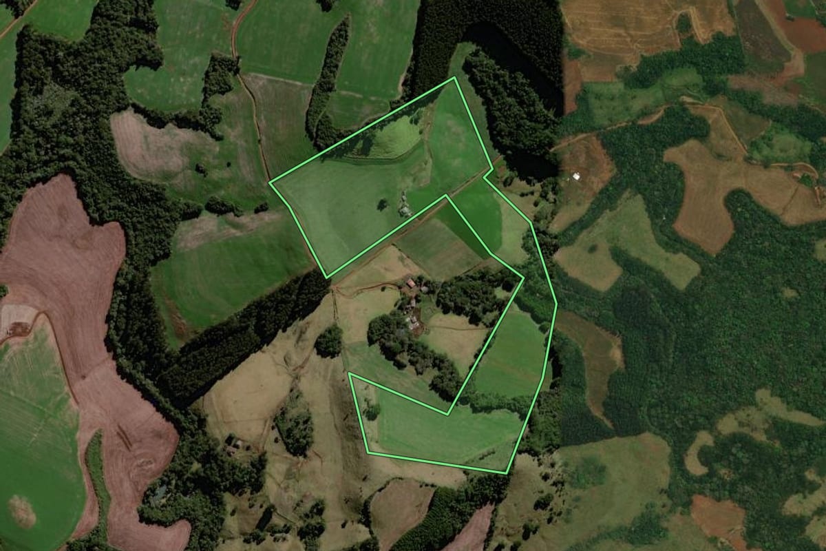 Imagem de satélite do imóvel rural em Cantagalo (PR), com o contorno declarado no CAR desenhado por cima.
